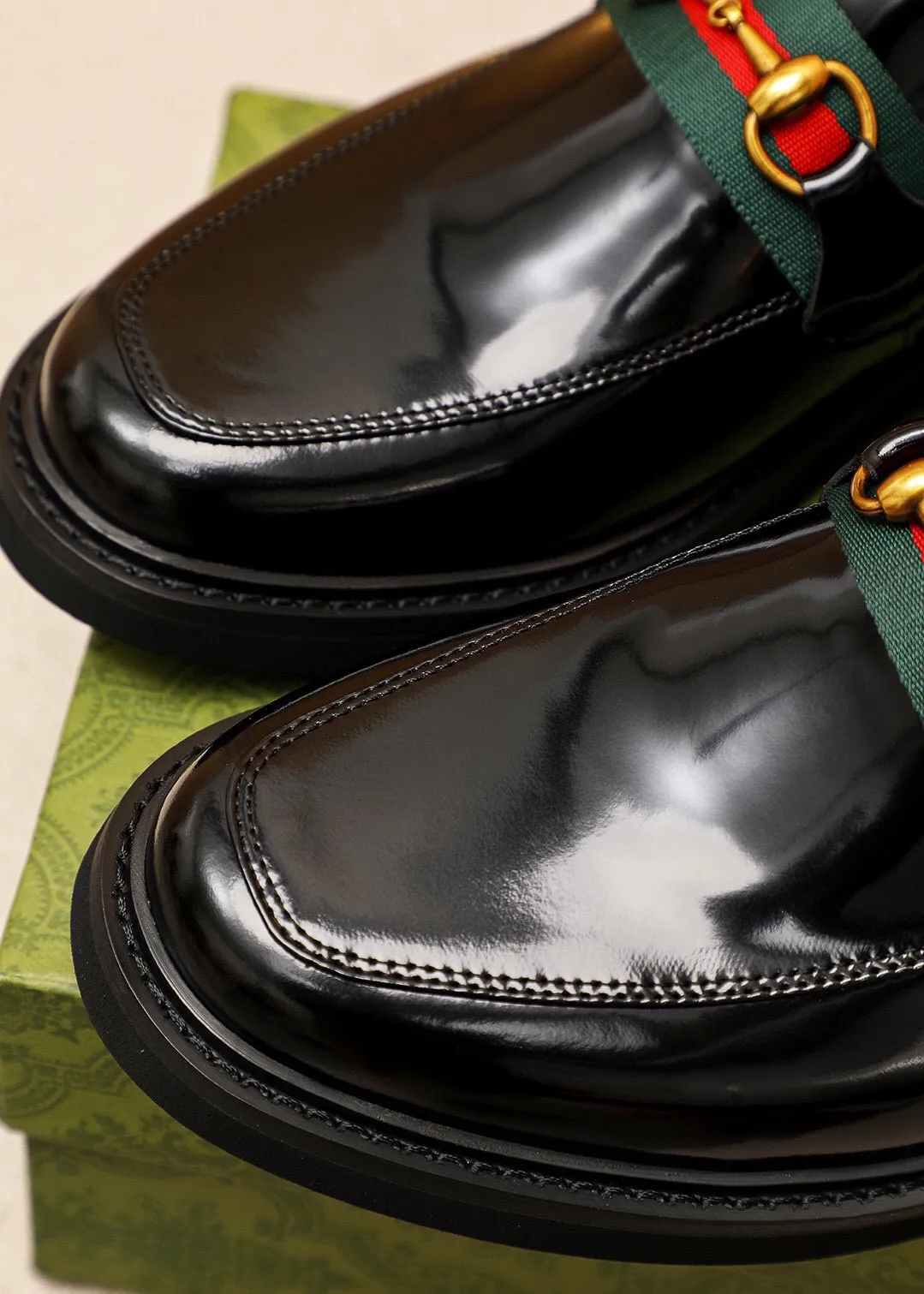 Men's shoes 💰560 💐 Product trademark: GUCCI "Gucci" casual leather shoes Regular size: 38-44 (45🉑️customized) Product materials: Selected imported first-layer open-edge beaded calfskin upper + classic hardware buckle, imported water-dyed cowhide leather lining. Strong three-dimensional visual effect, rubber outsole Color: 2⃣️colors available